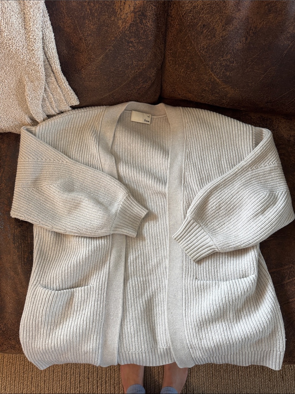 LIGHT GREY ARITZIA SWEATER